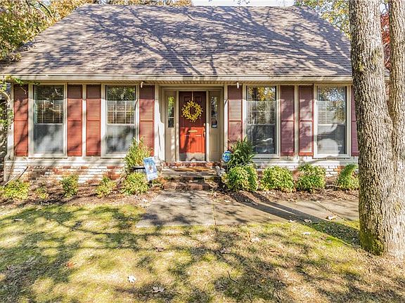 3rd image of 2542 E Gentle Oaks Ln