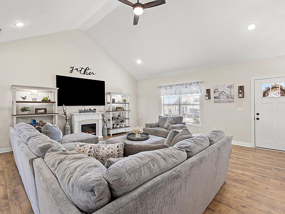 5th image of 1132 Mission Dr