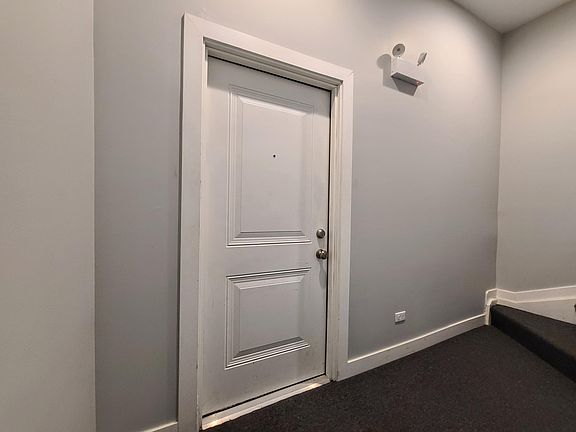 2nd image of 1462 W Erie St #2