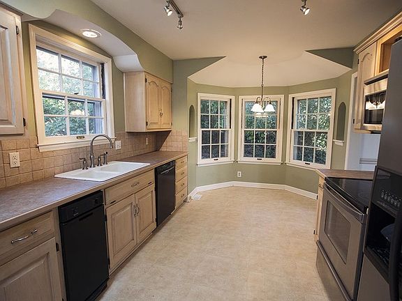 4th image of 706 Cobblestone Dr