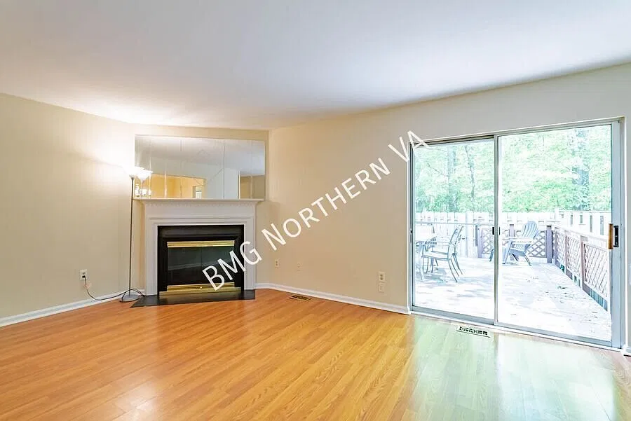 Charming 3BR/3.5BA Townhome With Private Deck in Cardinal Knolls — Photo 4