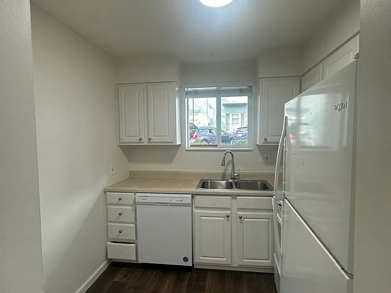 313 E 3rd Ave — Photo 9