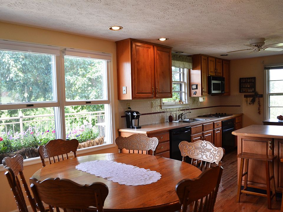 Large eat-in Kitchen