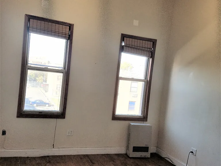 28 Scholes St #2-R — Photo 7