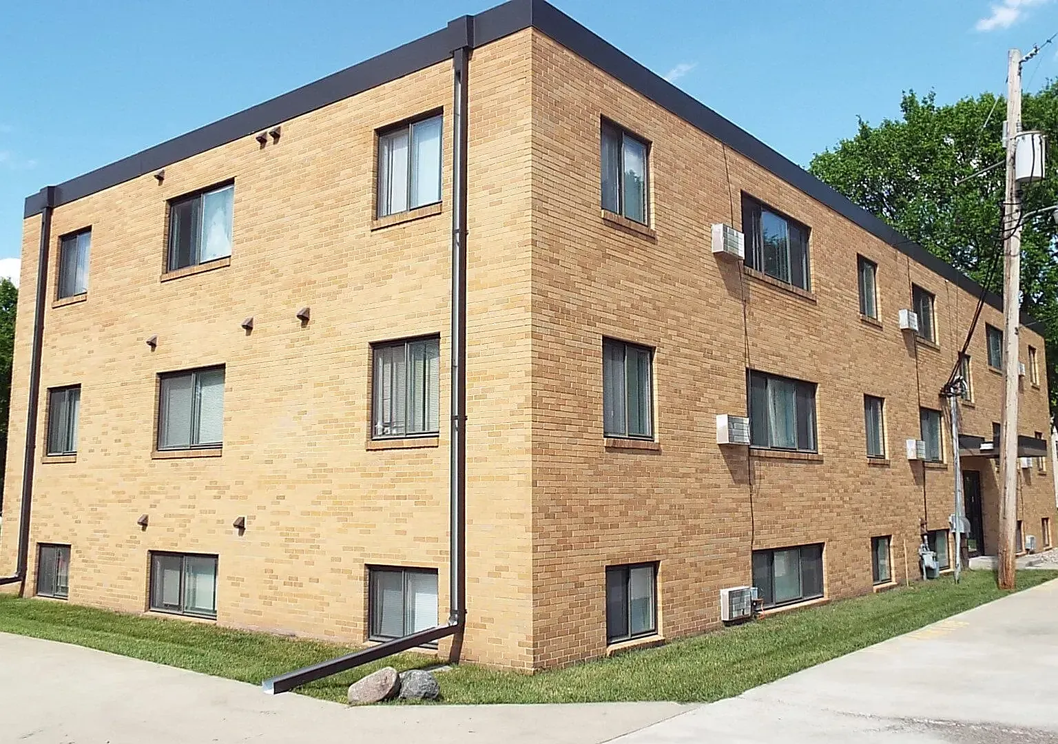 Pershing Park Apartments — Photo 1