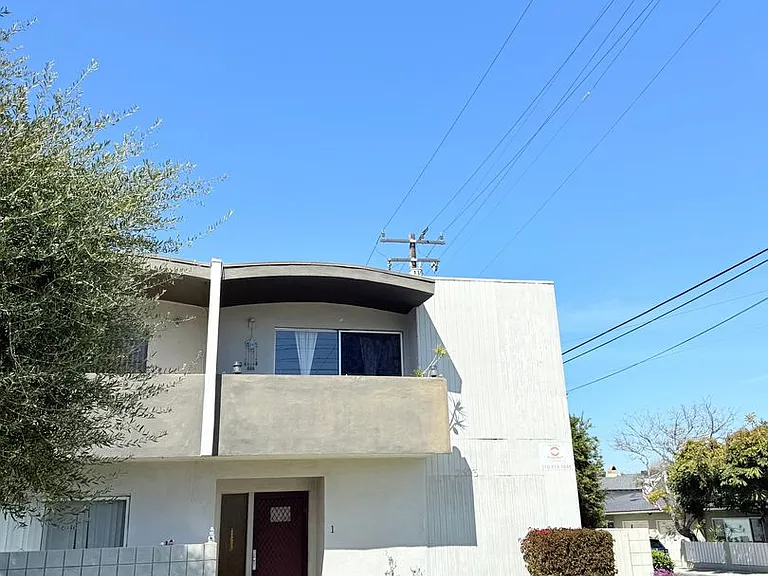 2523 Rockefeller Ln — Photo 2