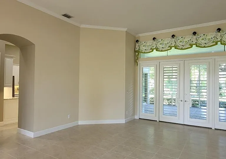 802 Westwood Dr — Photo 2
