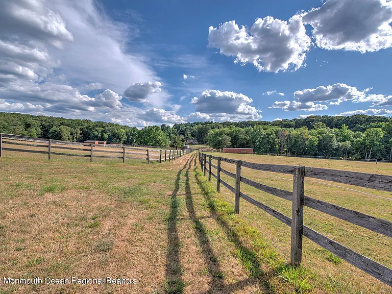 284 Millstone Rd — Photo 36