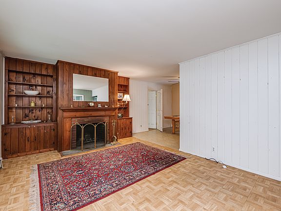 4th image of 44 Bay View Dr E