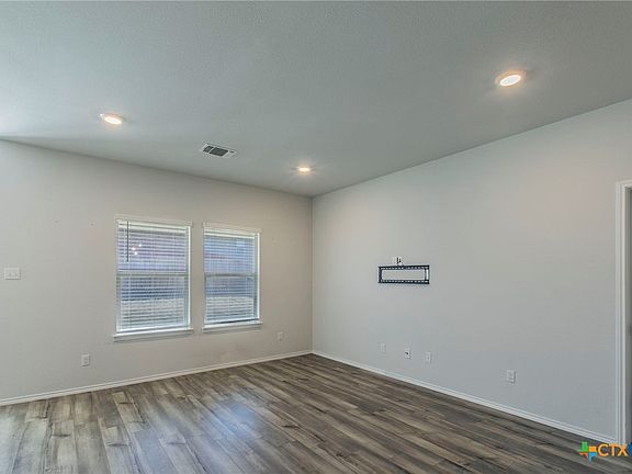 3rd image of 237 Poplin Ln