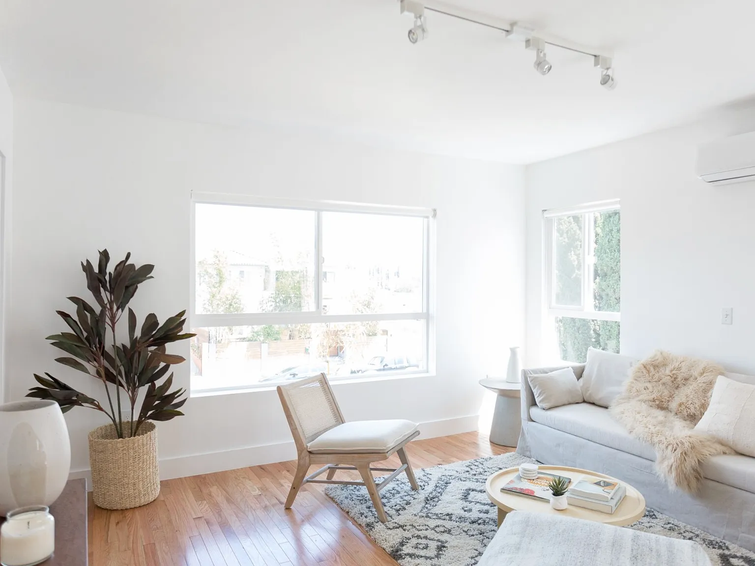 3 bed, 1200 sqft, $3,400 — Photo 2