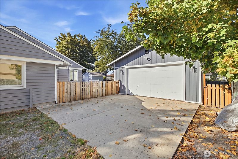 2nd image of 1305 S 118th Street