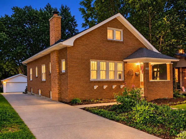 20 S Julian St, Naperville, IL 60540