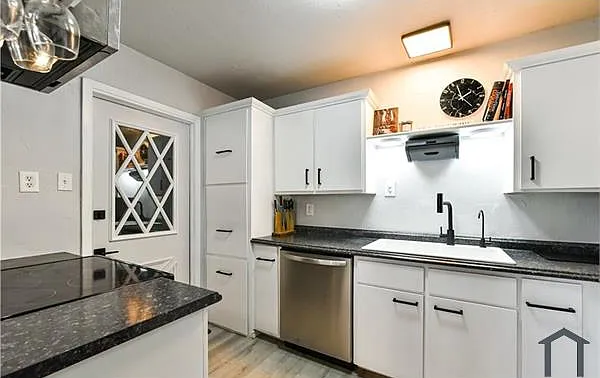 2203 Coach Dr — Photo 2