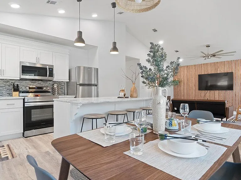 2815 W Lloyd St — Photo 3