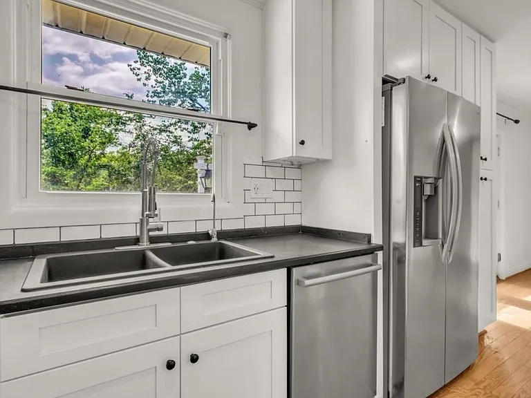 138 Carriage Dr — Photo 8