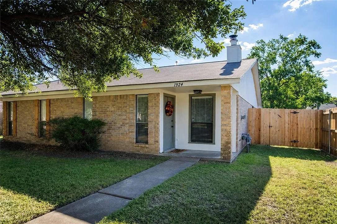 2 bed, 1.5 bath, 1024 sqft, $1,500 — Photo 1