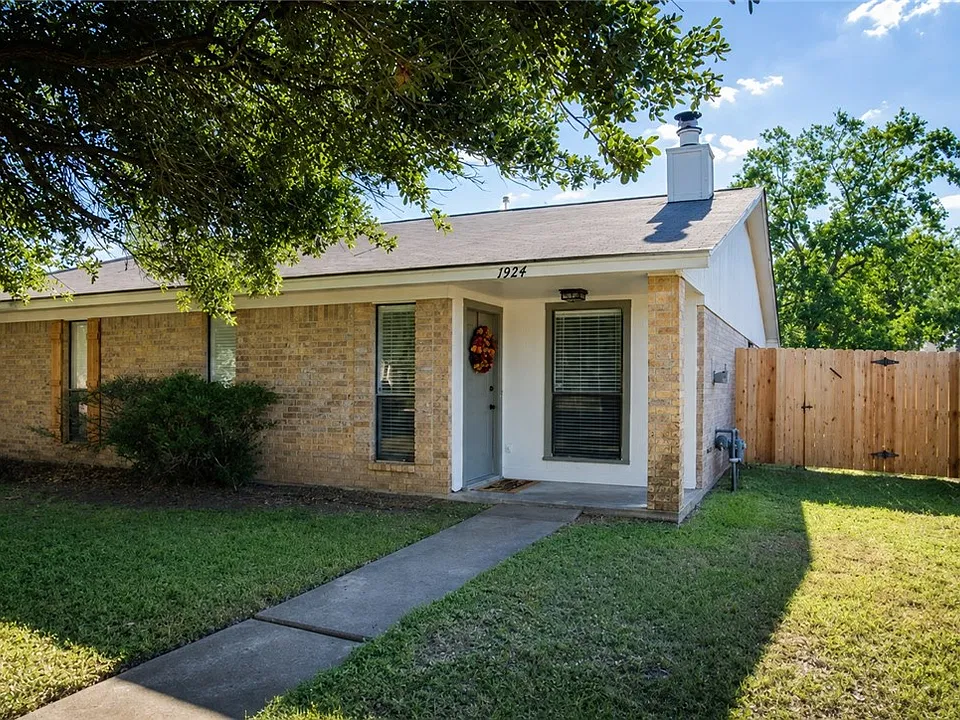 1924 Holleman Dr W