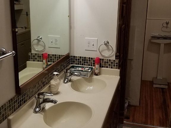 3rd image of 1123 E Milwaukee Ave