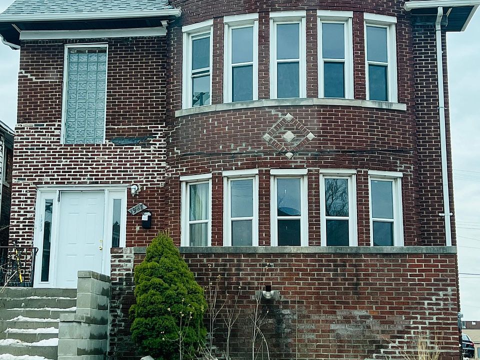 1st image of 1935 Gladstone St #2