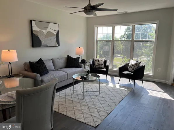 5573 Seminary Rd APT 305, Falls Church, VA 22041