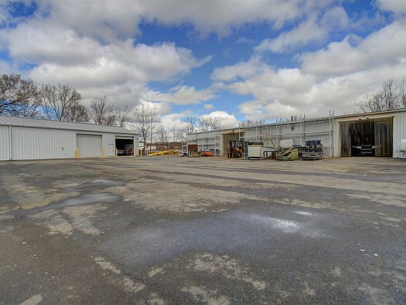 3rd image of 606 1st St NE