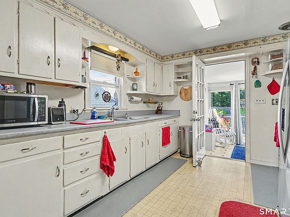 5th image of 205 Castle Avenue