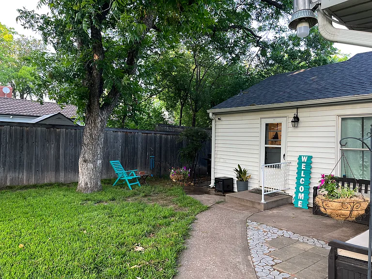 1166 Albany St — Photo 47