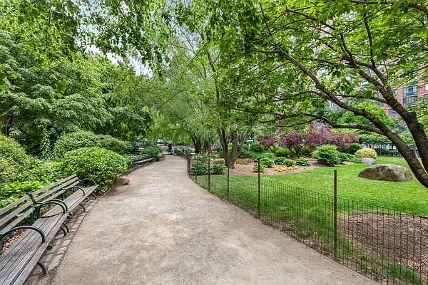 Sold by Triplemint | media 13