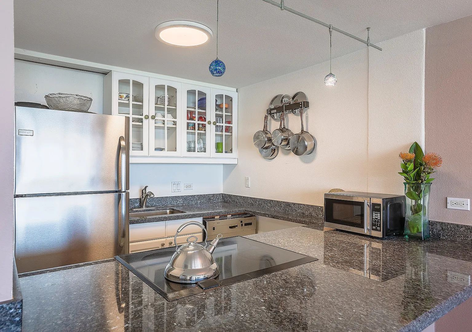 Penthouse - Beach Front End Unit Furnished 2/2/1pkg Condo — Photo 4