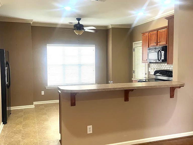 422 Holland Lakes Dr N — Photo 2