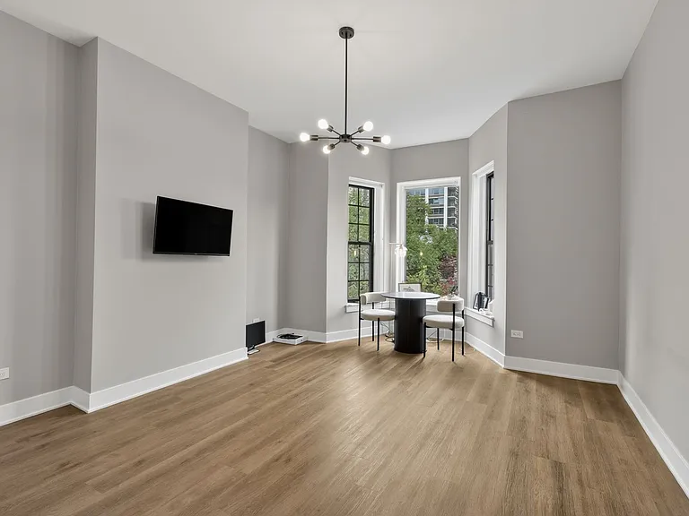 1421 N Dearborn St — Photo 5
