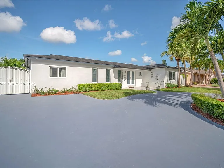 1807 SW 102nd Pl — Photo 3