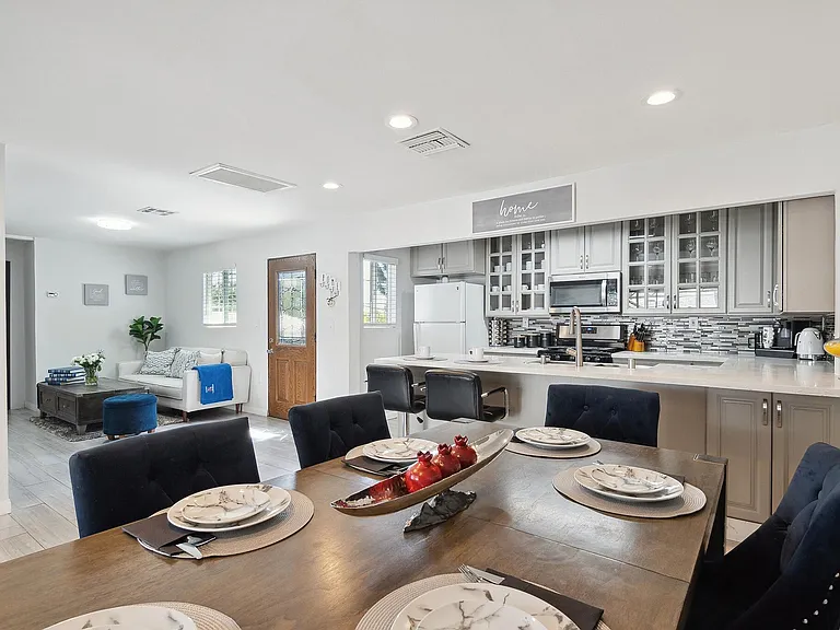 10304 Marcus Ave — Photo 1