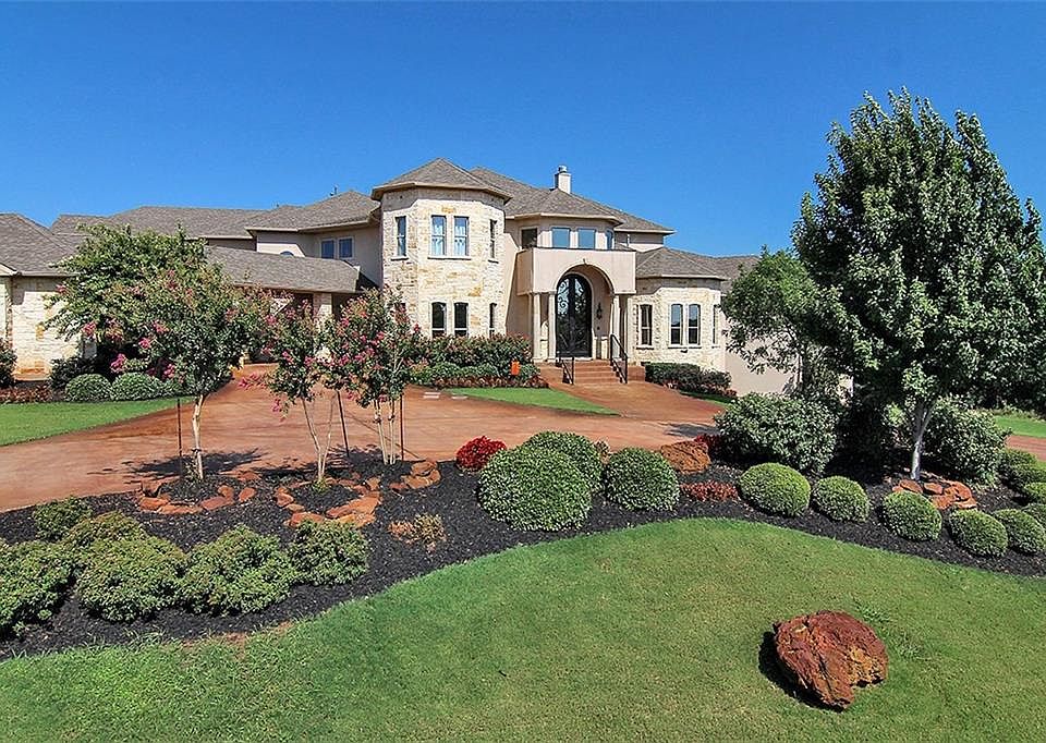 1st image of 2525 Woodland Dr
