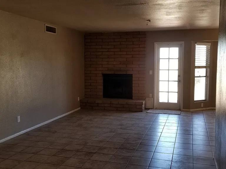 1626 W Beaubien Dr — Photo 3