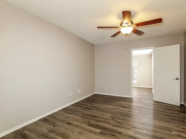 1101 W Wickieup Ln — Photo 5