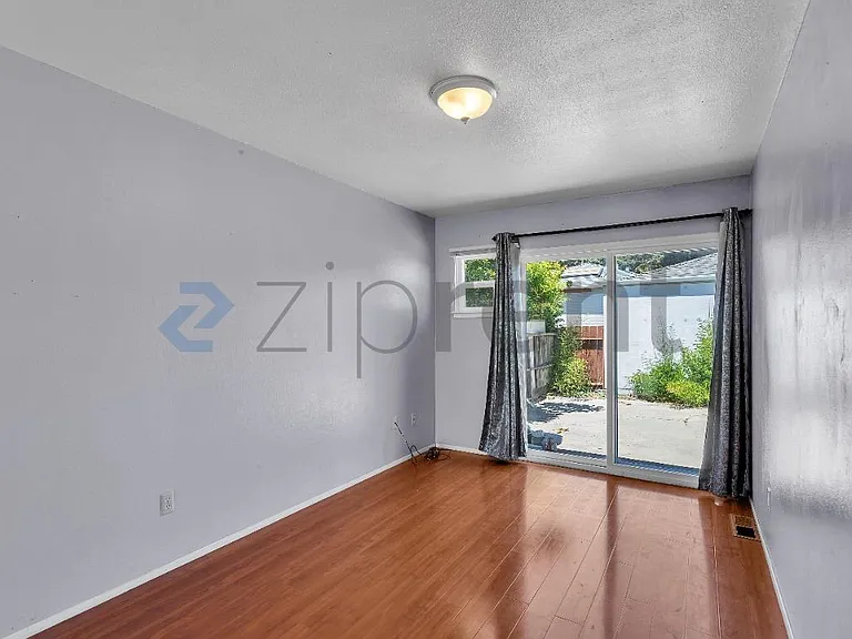 2121 Esmond Ave — Photo 10