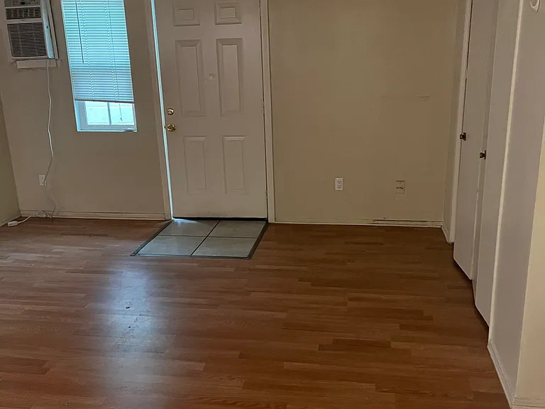 16515 Victory Blvd — Photo 2