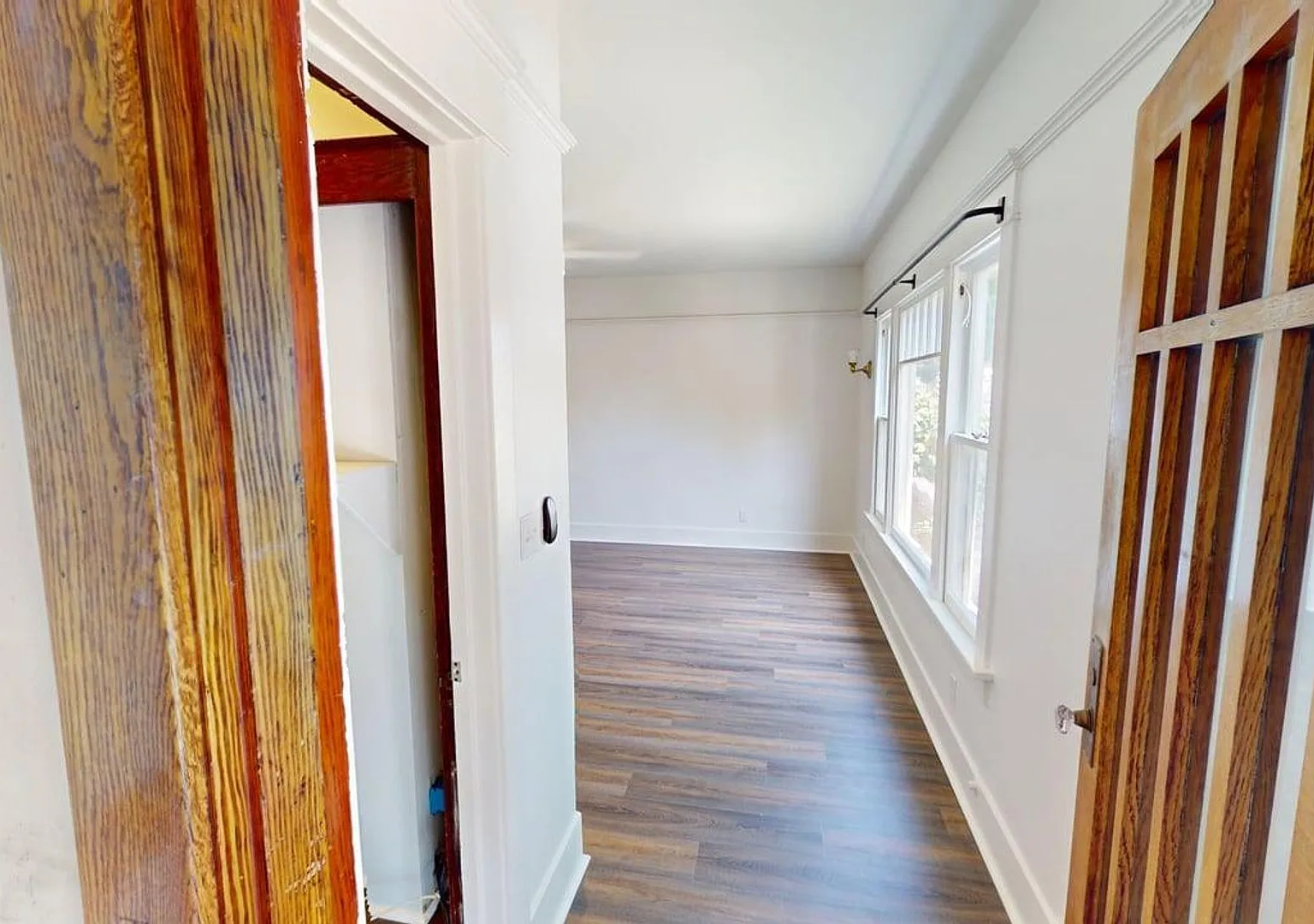 Upstairs One Bed One Bath at the Charming Vanderbilt Apartments! — Photo 3