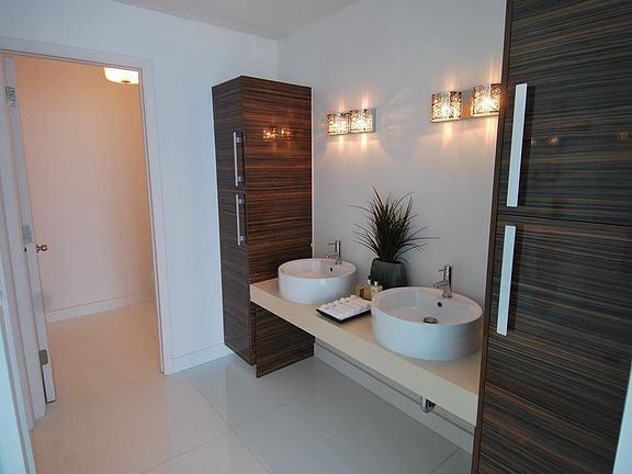 4th image of 2020 N Bayshore Dr APT 2101