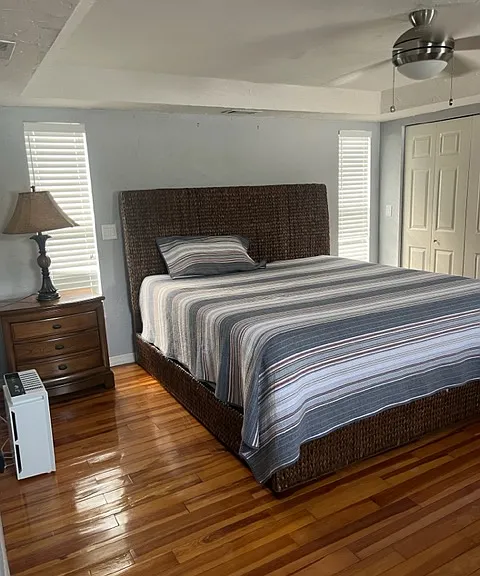 bedroom showing a queen size bed