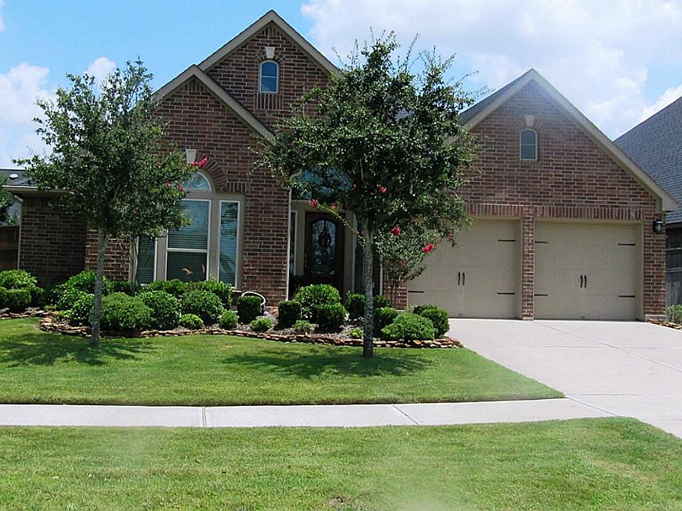 Welcome Home This gorgeous home shows like a model and offers many upgrades. You won't want to miss 