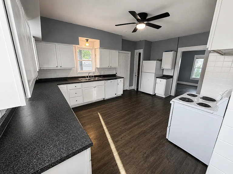 907 Pershing Ave — Photo 5