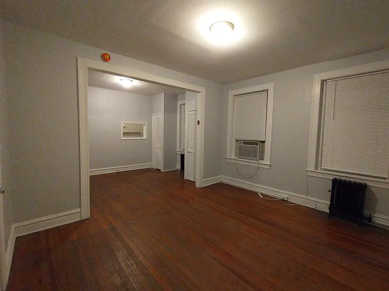 Hampton Court Apartments — Photo 9