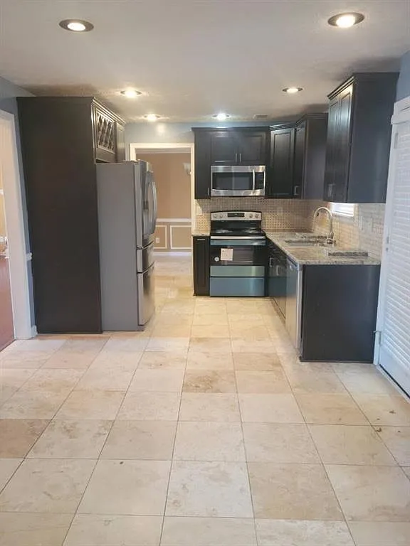 4 bed, 2.5 bath, 2000 sqft, $2,800 — Photo 2