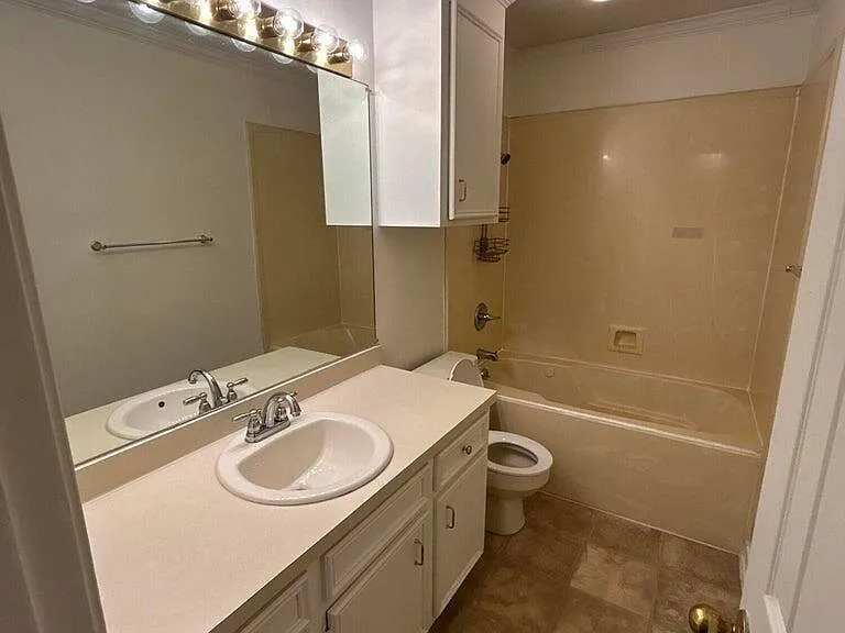 204 Foxwood Cv — Photo 10