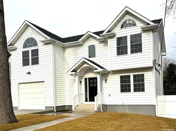 71 Penn Street, Lake Grove, NY 11755