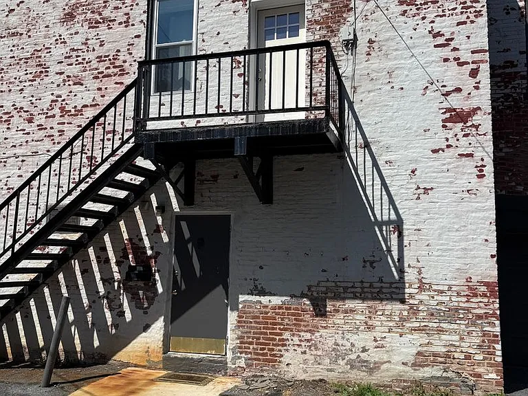 214-216 E King St — Photo 15