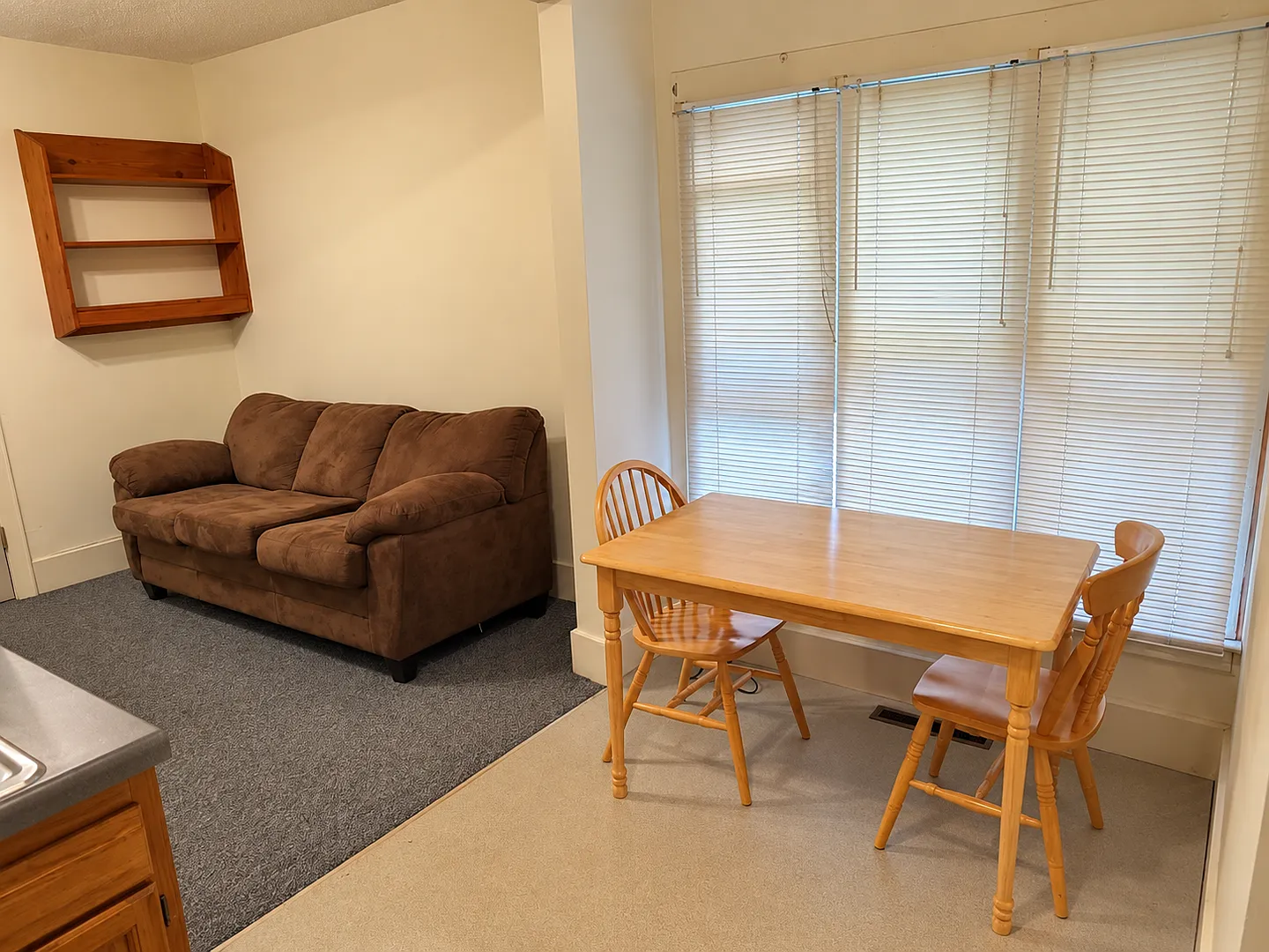 610 W Elm St — Photo 2